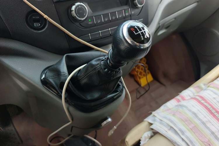 Used Foton Toano 2024 Joy Elephant Van Cummins 2.8T Manual Transmission Long Wheelbase Ultra-High Roof Rear Dual Tires 3-Seater
