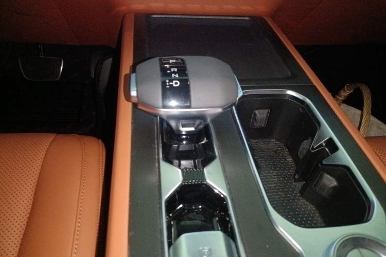Used Dongfeng Zhengzhou Nissan Z9 2025 GT 2.3T Automatic Diesel 4x4 Smart Edition Gear Lever