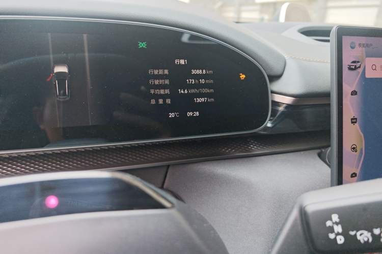 Used Zeekr 7X 2025 75 kWh Rear-Wheel Drive Intelligent Driving Version Odometer Close Up