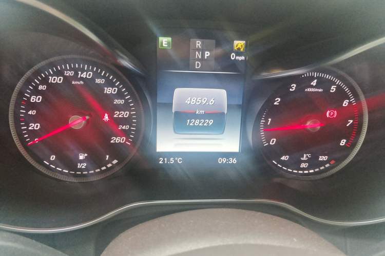 Used Mercedes-Benz GLC 2017 GLC 260 4MATIC Luxury Model Odometer Close Up