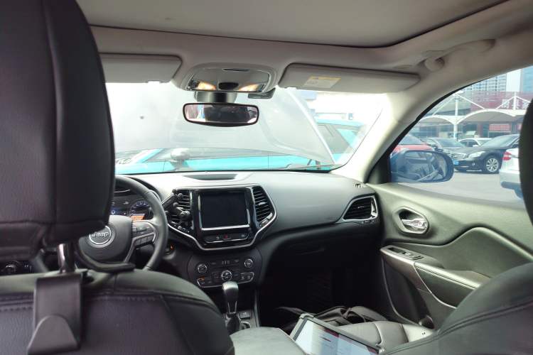 Used Jeep Cherokee 2019 2.0T Two-Wheel Drive Smart Enjoyment Version China V