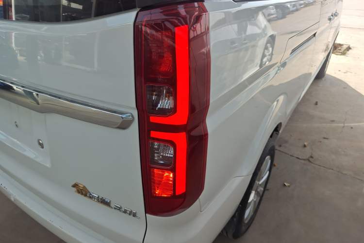 Used Jinbei Gold Hiace 2021 2.0L Passenger Vehicle Engineering Lion 6 Seats