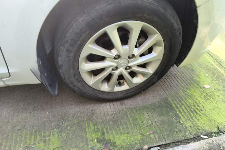 Used Hyundai Verna (new generation) 2016 1.4L Automatic Cool Edition GLS Right Front Wheel Hub