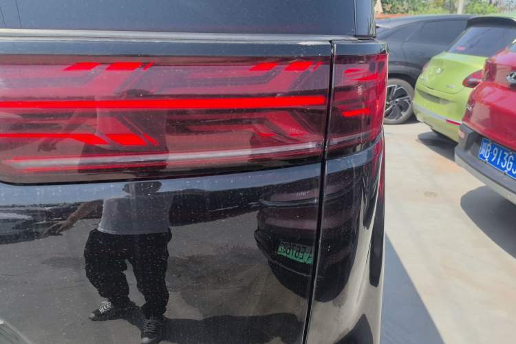 Used Denza D9 2022 DM-i 970 Four-Wheel Drive Prestige Model Right Rear Taillight