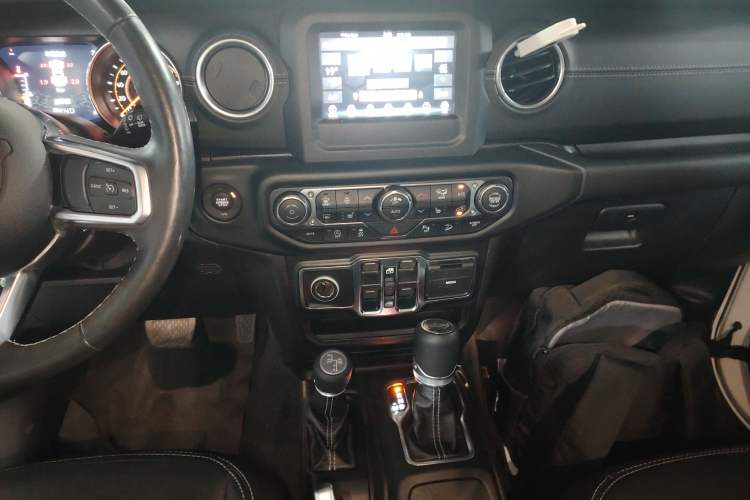 Used Jeep Wrangler 2019 2.0T Sahara Four-Door Version China VI Emission Standard