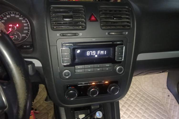 Used Volkswagen Sagitar 2011 1.6L Automatic Special Edition Audio And AC Panel