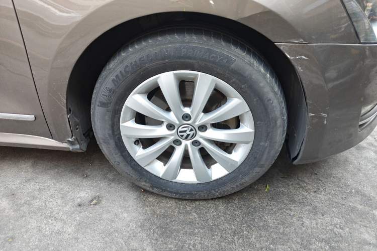 Used Volkswagen Passat 2011 1.8 TSI DSG Prestige Edition Right Front Wheel Hub