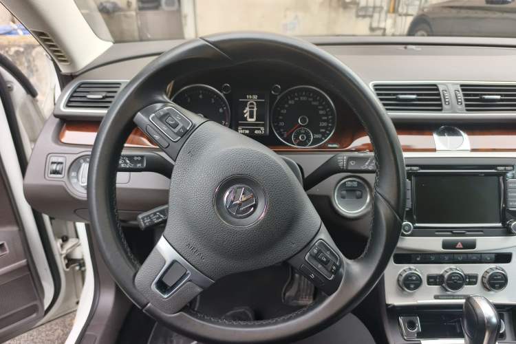 Used Volkswagen Magotan 2012 Travel Edition 2.0 TSI Comfort Version Steering Wheel