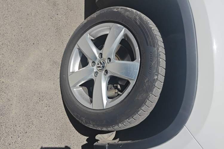 Used Volkswagen Tiguan 2012 2.0 TSI Automatic All-Wheel Drive Elite Edition Right Front Wheel Hub
