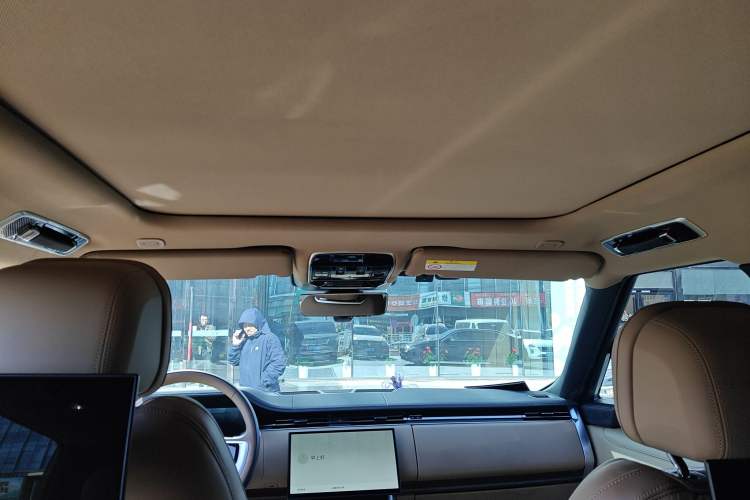 Used Land Rover Range Rover 2023 3.0 L6 400 PS Extended Long-Wheelbase Version