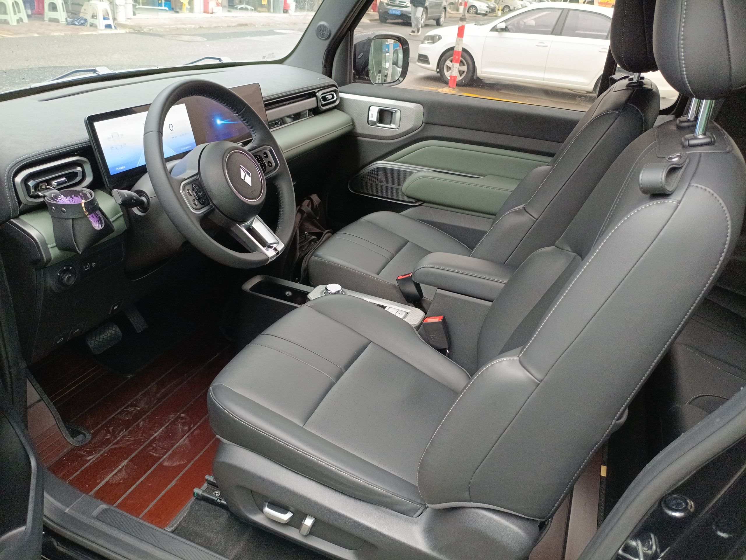 المقاعد الأمامية داخل السيارة