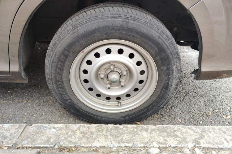 Used Foton Scenic G5 2022 2.0L Gasoline Commercial Version Open-Window 5/6-Seater 1TZS
