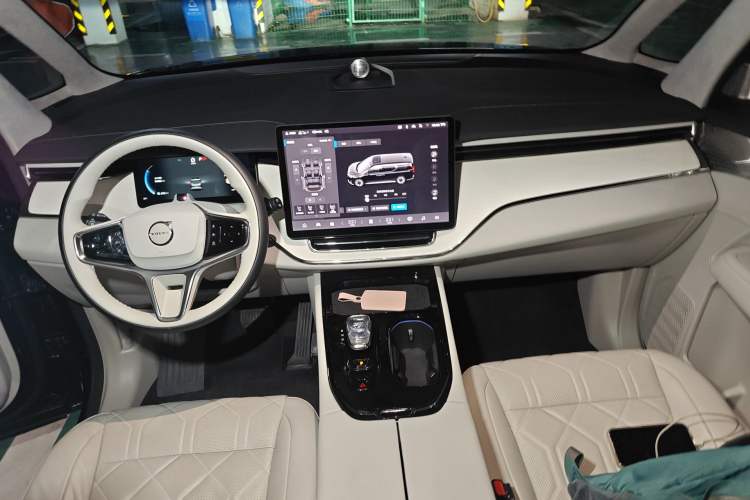 Used Volvo EM90 2025 Ultra Six-Seater Center Console