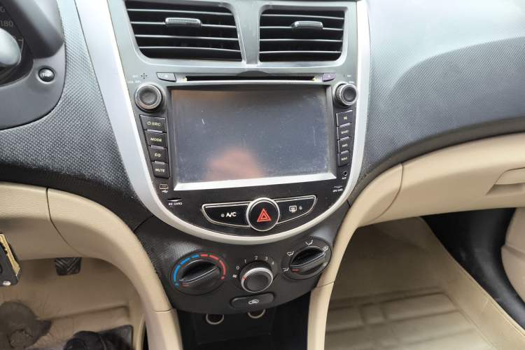 Used Hyundai Verna (older generation) 2014 1.4L Manual Fashion GS Model Audio And AC Panel