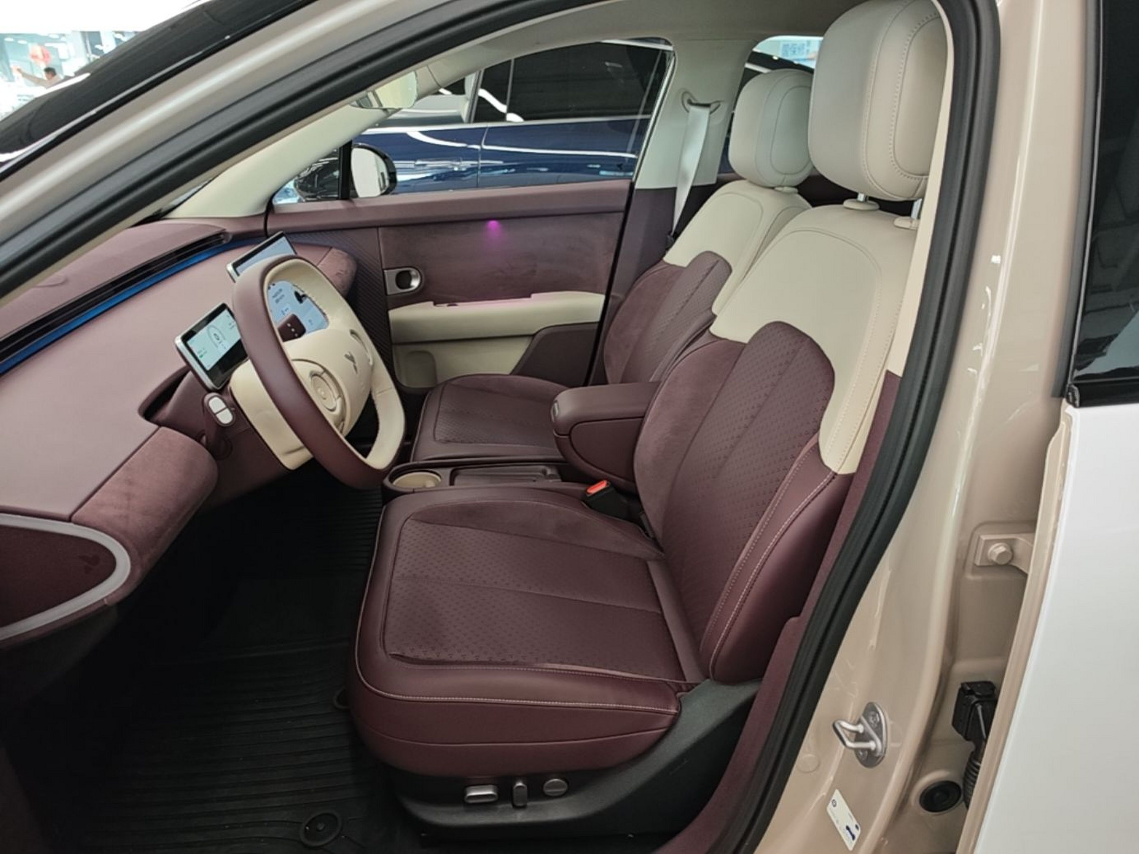 المقاعد الأمامية داخل السيارة