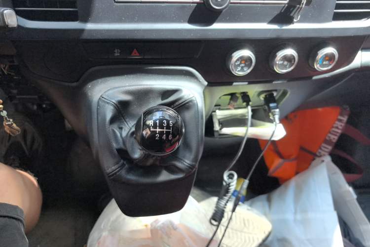 Used JMC Fushun 2022 2.0T Manual Multi-Function Passenger Vehicle Mid-Roof 6-7 Seater
