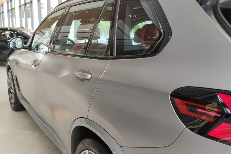 Used BMW X5 2023 xDrive 40Li Luxury Edition M Sport Night Vision Package
