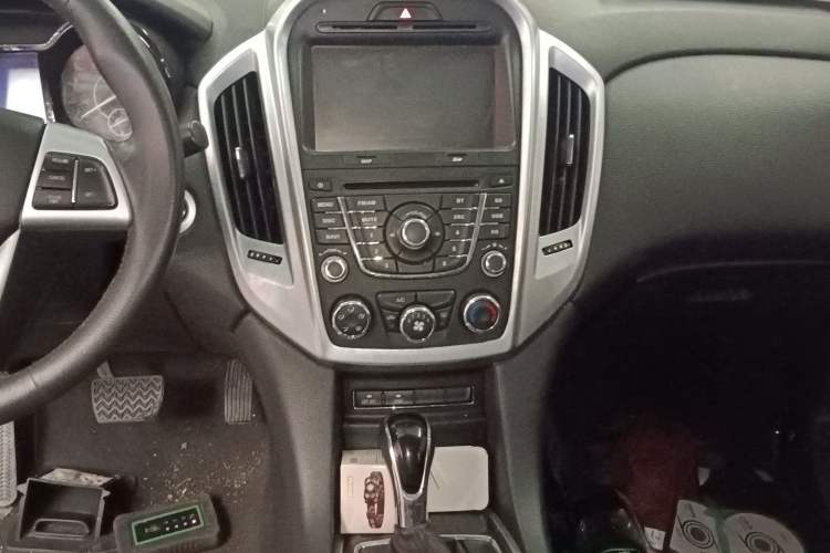 Used JMC Yusheng S350 2014 2.4T Automatic 2WD Diesel Luxury Version with Sunroof 5 Seats