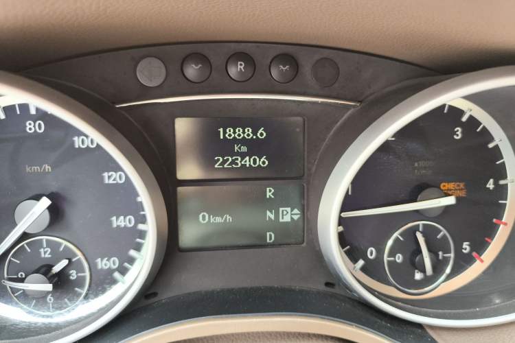 Used Mercedes-Benz GL-Class  Odometer Close Up
