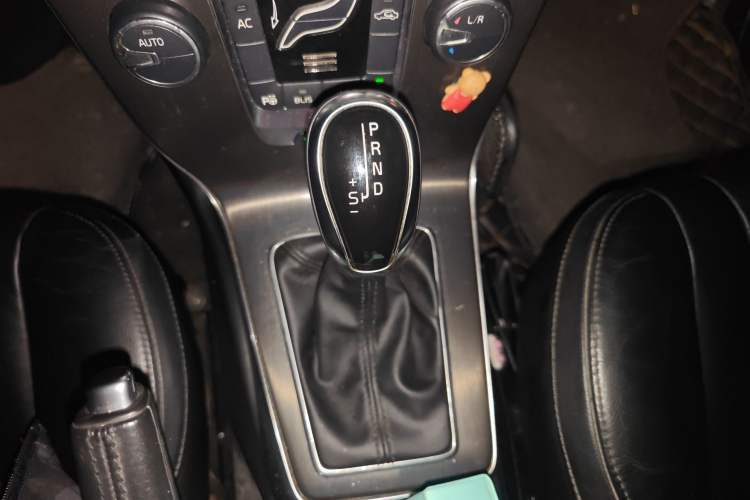 Used Volvo V40 2013 2.0T Zhiya Edition Gear Lever
