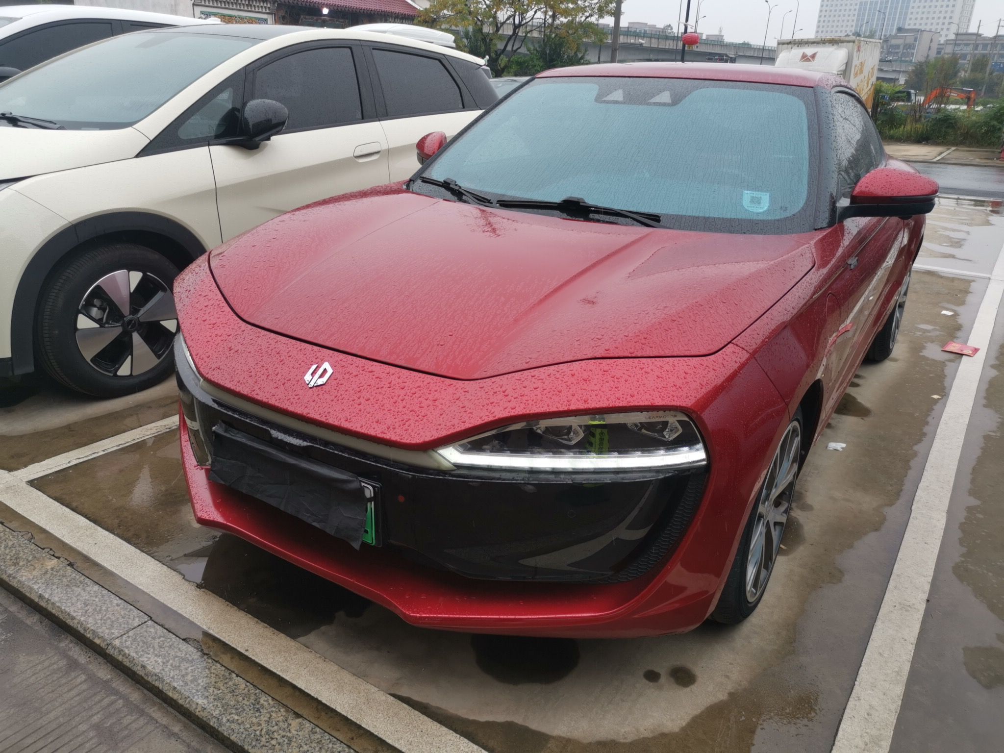 Под передней частью автомобиля