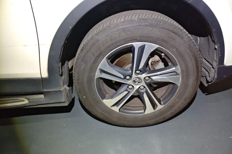 Used Toyota RAV4 2015 2.0L CVT Two-Wheel Drive Fashion Edition
