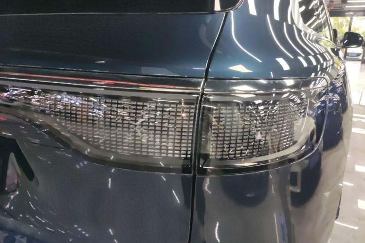 Used Hima AITO M8 2025 Extended-Range Max+ Version 53.4 kWh 5-Seater Edition Right Rear Taillight