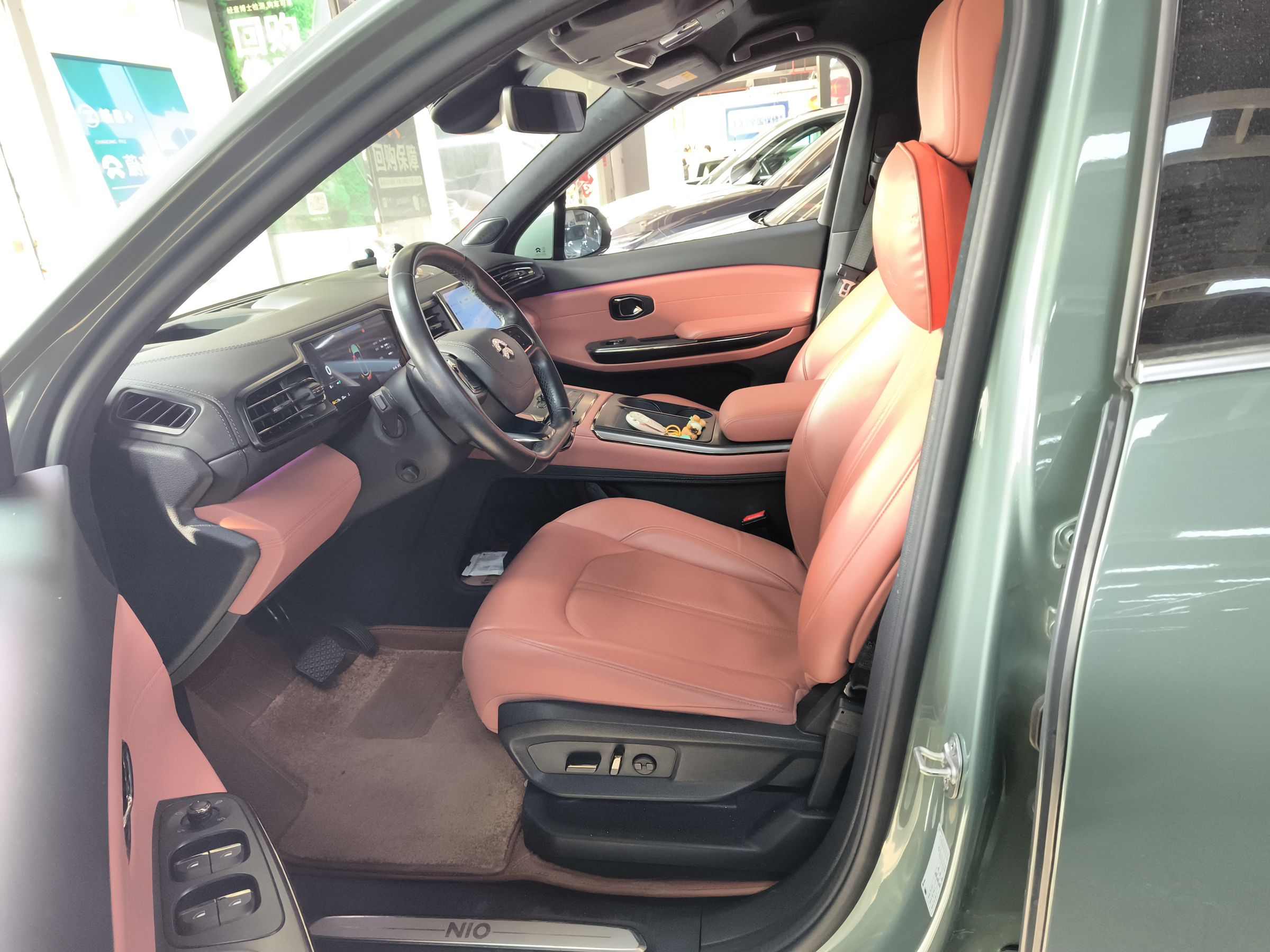 المقاعد الأمامية داخل السيارة