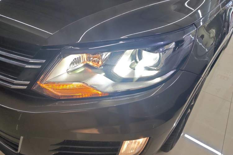 Used Volkswagen Tiguan 2015 1.8TSI Automatic All-Wheel-Drive Luxury Model Left Front Headlight