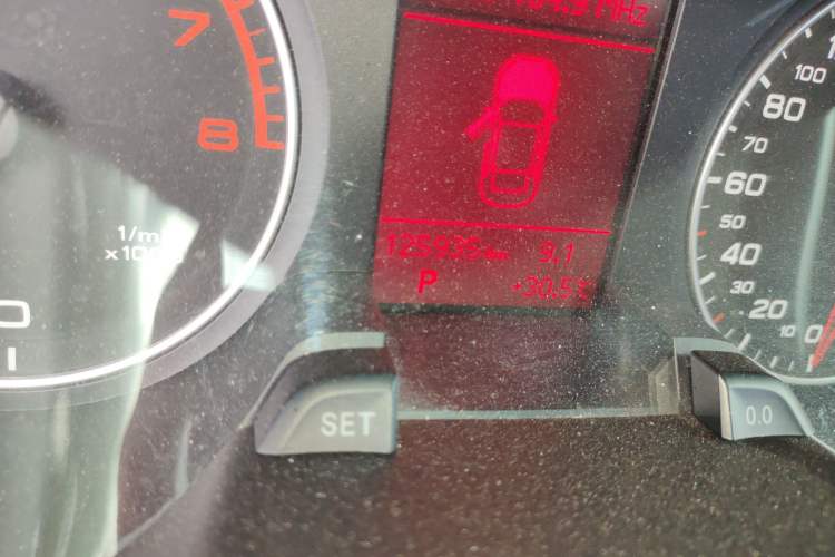 Used Audi A4L 2011 2.0 TFSI Standard Model Odometer Close Up