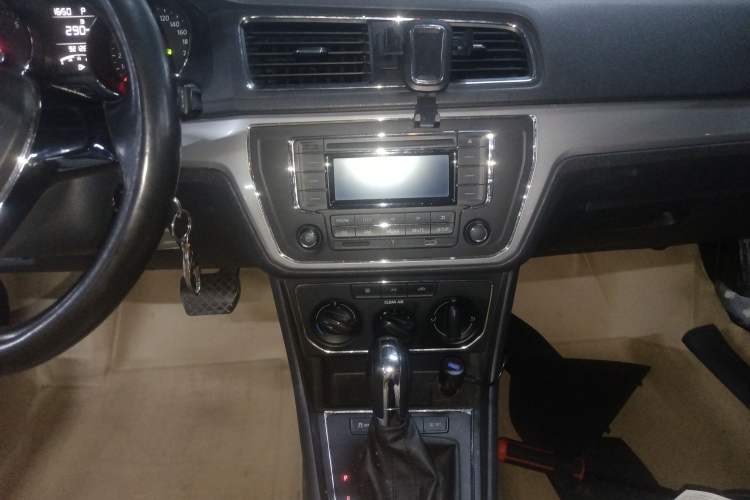 Used Volkswagen Gran Lavida 2015 1.6L Automatic Comfort Edition Audio And AC Panel