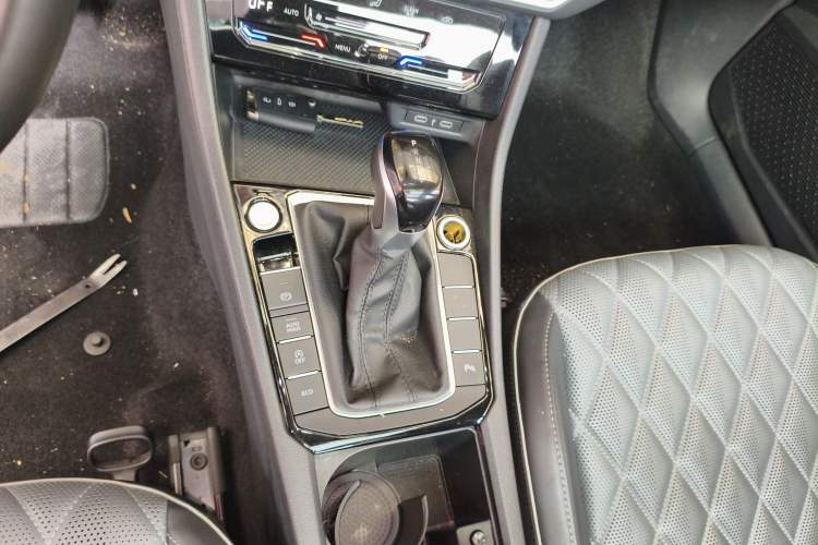 Used Volkswagen Sagitar 2023 200TSI DSG Excellence Edition Gear Lever