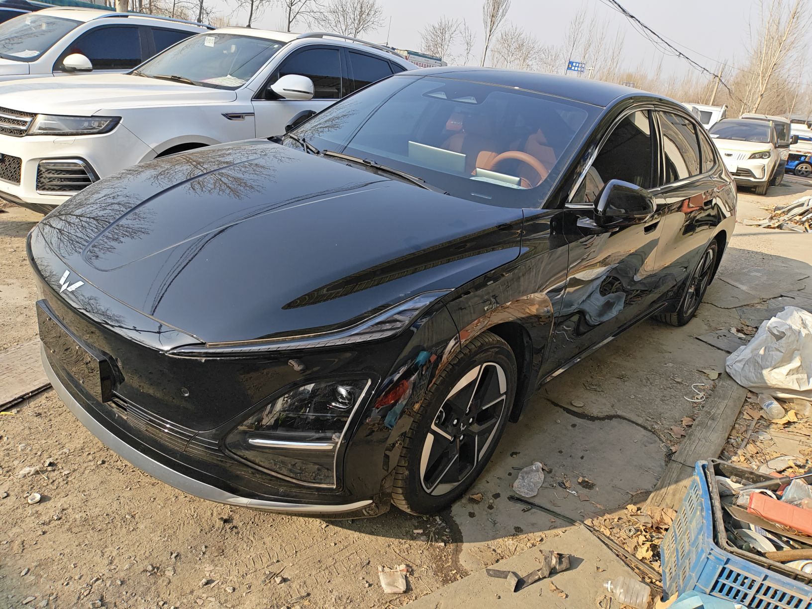 تحت مقدمة السيارة