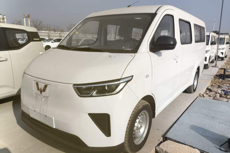 Used Wuling Yangguang 2024 300KM Comfort Version Passenger Van 75kW