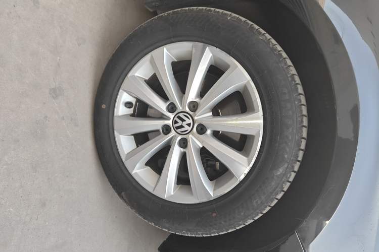 Used Volkswagen Magotan 2012 Revised 1.8TSI Luxury Version Right Front Wheel Hub