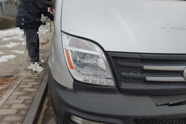 Used SAIC MAXUS Xintu V80 2016 2.5T Manual Aoyuntong National IV Short Wheelbase Mid-Roof 6-Seater