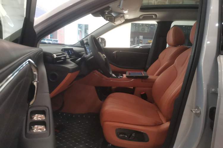 Used AION V 2024 Aion Tyrannosaurus 650 Smart Premium Edition
