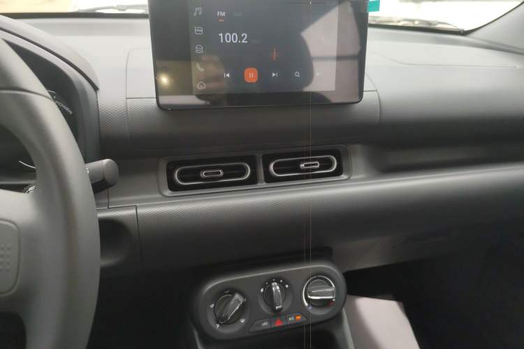 Used Wuling Hongguang New Energy 2025 Extended-Range Hybrid 50KM Comfort Version Audio And AC Panel