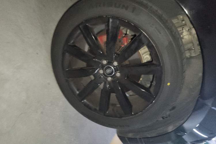 Used Land Rover Range Velar 2017 P380 R-DYNAMIC SE Right Front Wheel Hub