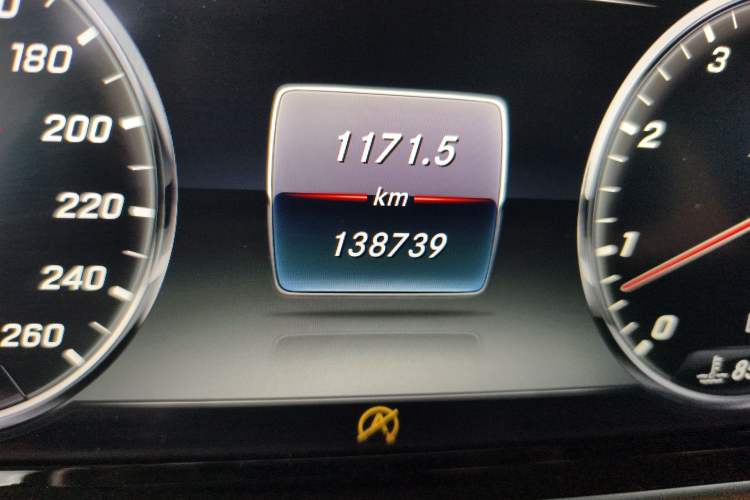 Used Mercedes-Benz S-Class 2014 S 320 L Business Model Odometer Close Up