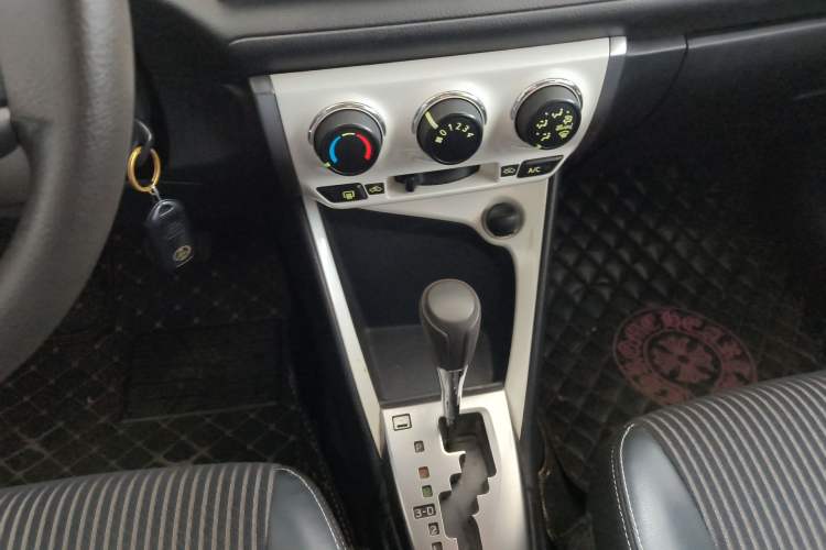 Used Toyota YARiS L Zhi Xuan 2015 1.5G Automatic Xuan Dong Sunroof Special Edition Gear Lever