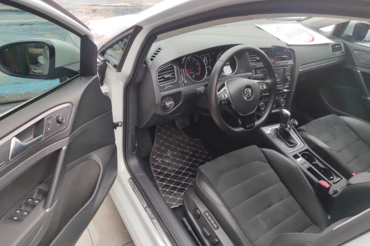 Used Volkswagen Golf 2018 230TSI Automatic Luxury Version
