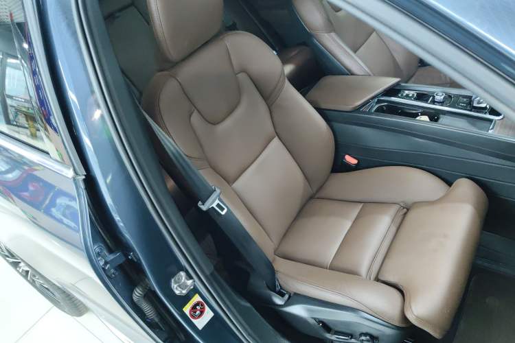 Used Volvo XC60 2022 B5 4x4 Smart Luxury Edition
