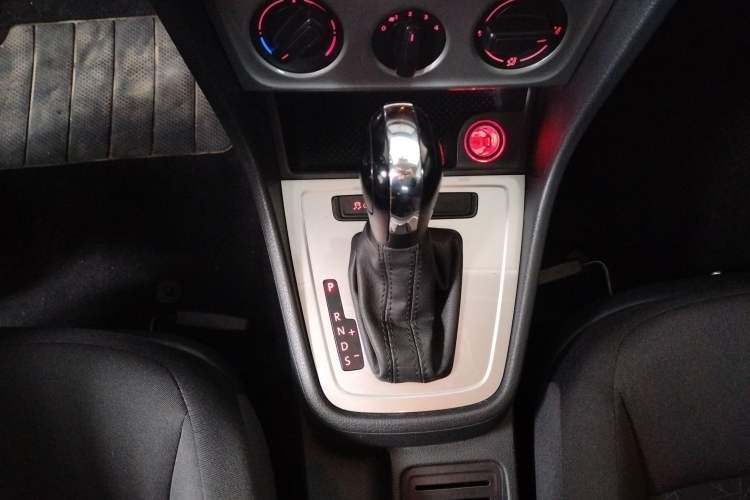 Used Volkswagen Lavida 2013 Revised Classic 1.6L Automatic Fashion Edition Gear Lever