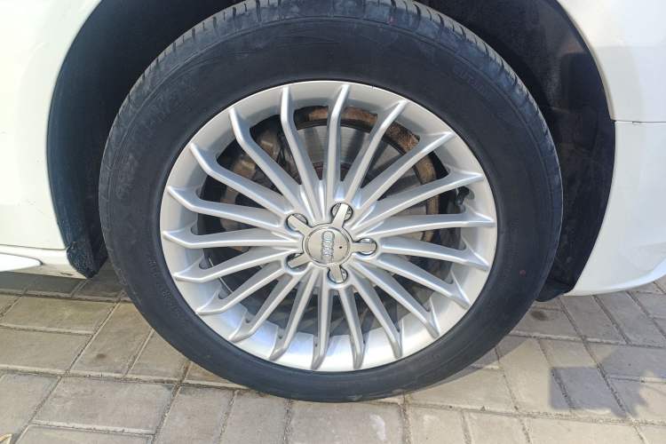 Used Audi A4L 2015 35 TFSI Automatic Comfort Model Right Front Wheel Hub