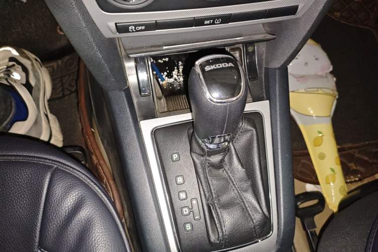 Used Skoda Octavia 2014 1.6L Automatic Yijie Edition Gear Lever