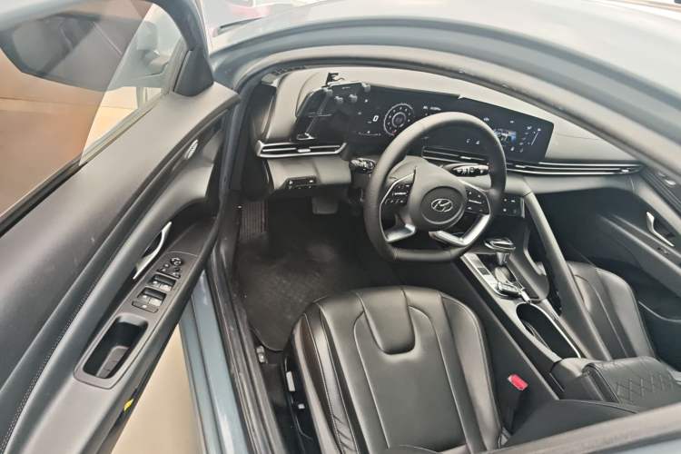 Used Hyundai Elantra 2021 1.5L CVT LUX Prestige Edition Driver Seat