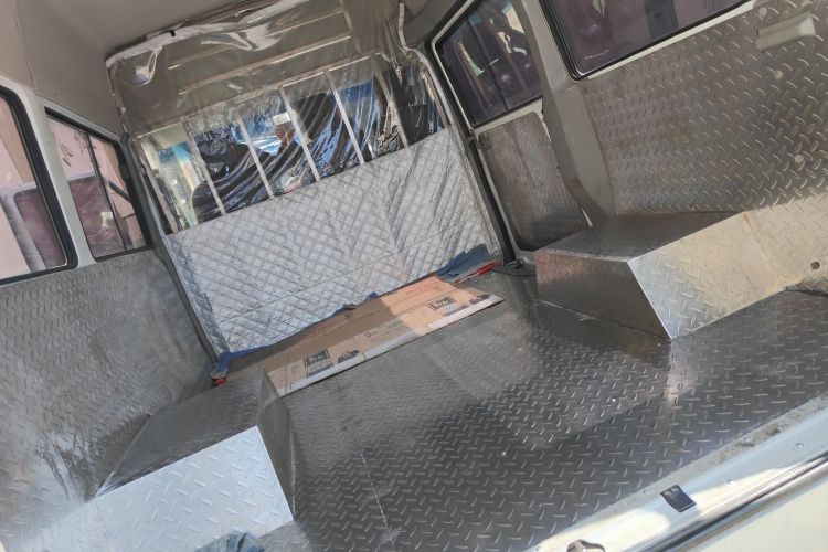 Used Iveco Daily 2021 2.5T A35 M1 Passenger Van 5-9 Seater Short Wheelbase Mid-Roof Design Dual Tires Manual Doors