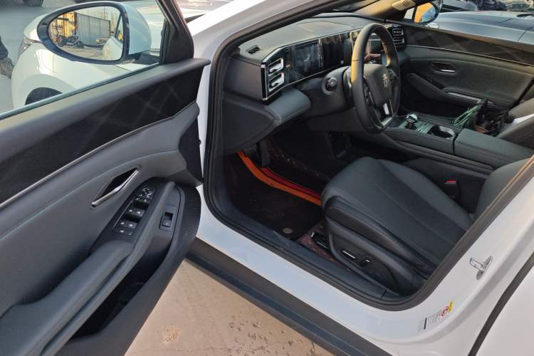 Used BYD Qin L 2025 DM-i Smart Drive 120KM Leading Model
