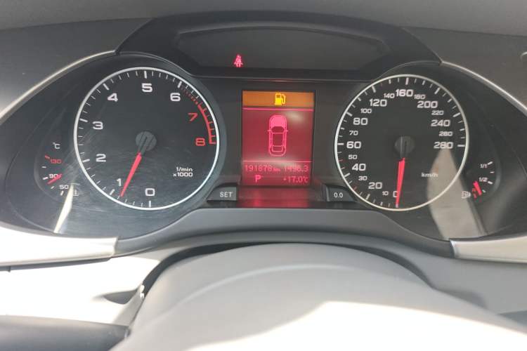 Used Audi A4L 2011 2.0 TFSI Standard Model Odometer Close Up